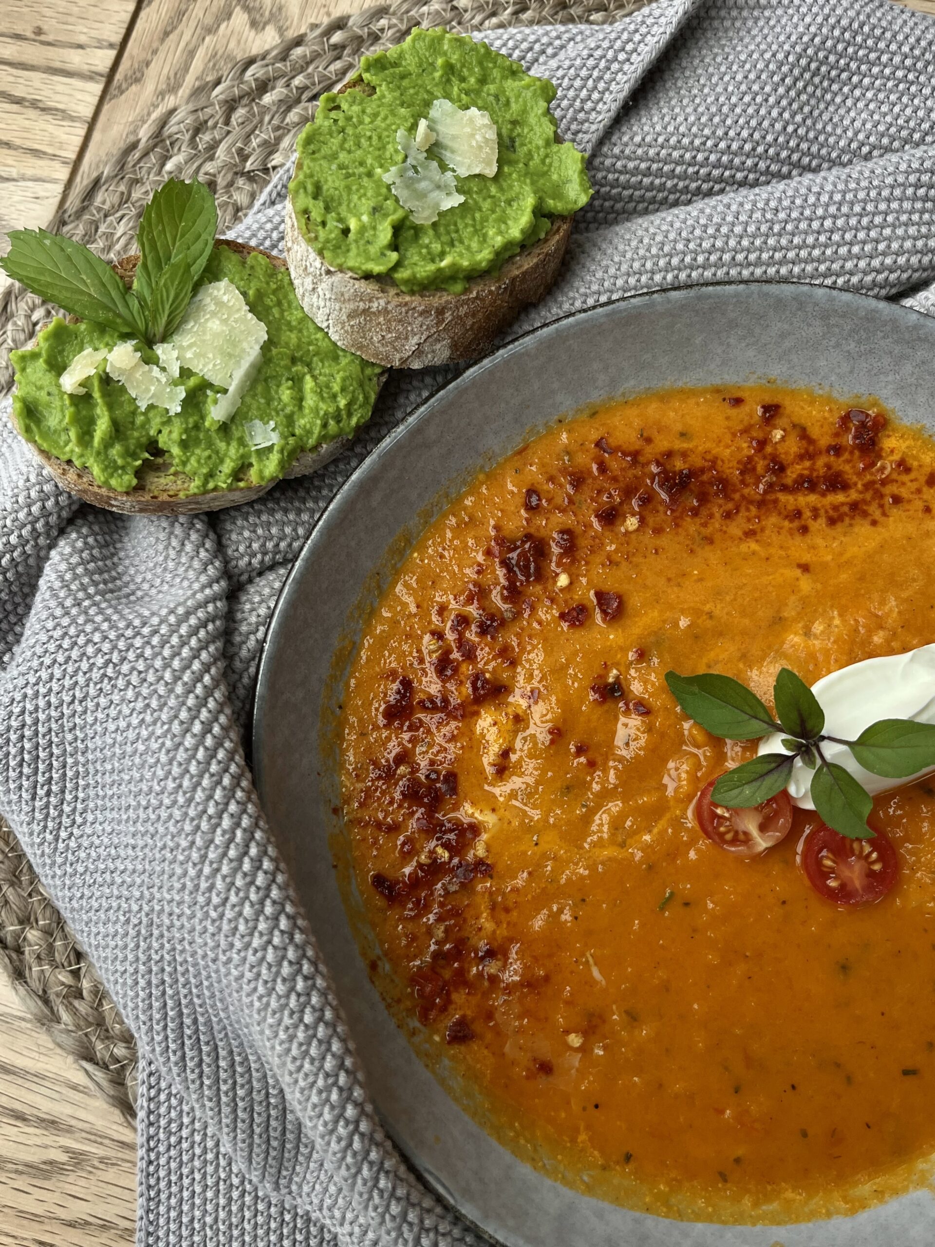 Mehr über den Artikel erfahren Ingwer-Karotten-Tomatensuppe