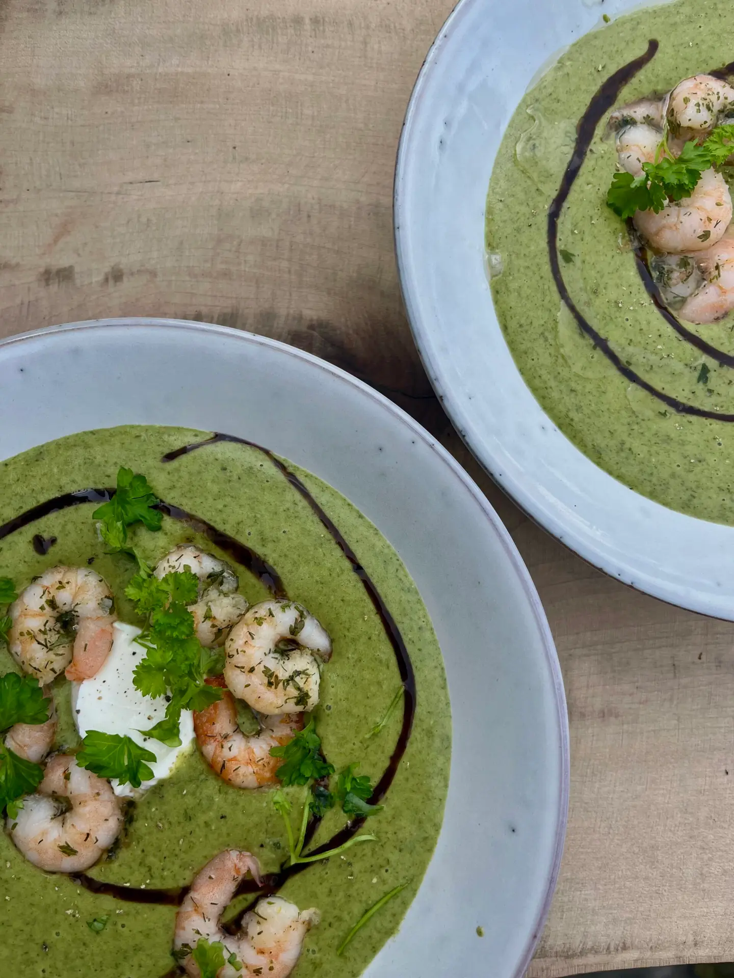 Mehr über den Artikel erfahren Bärlauch-Suppe mit Garnelen