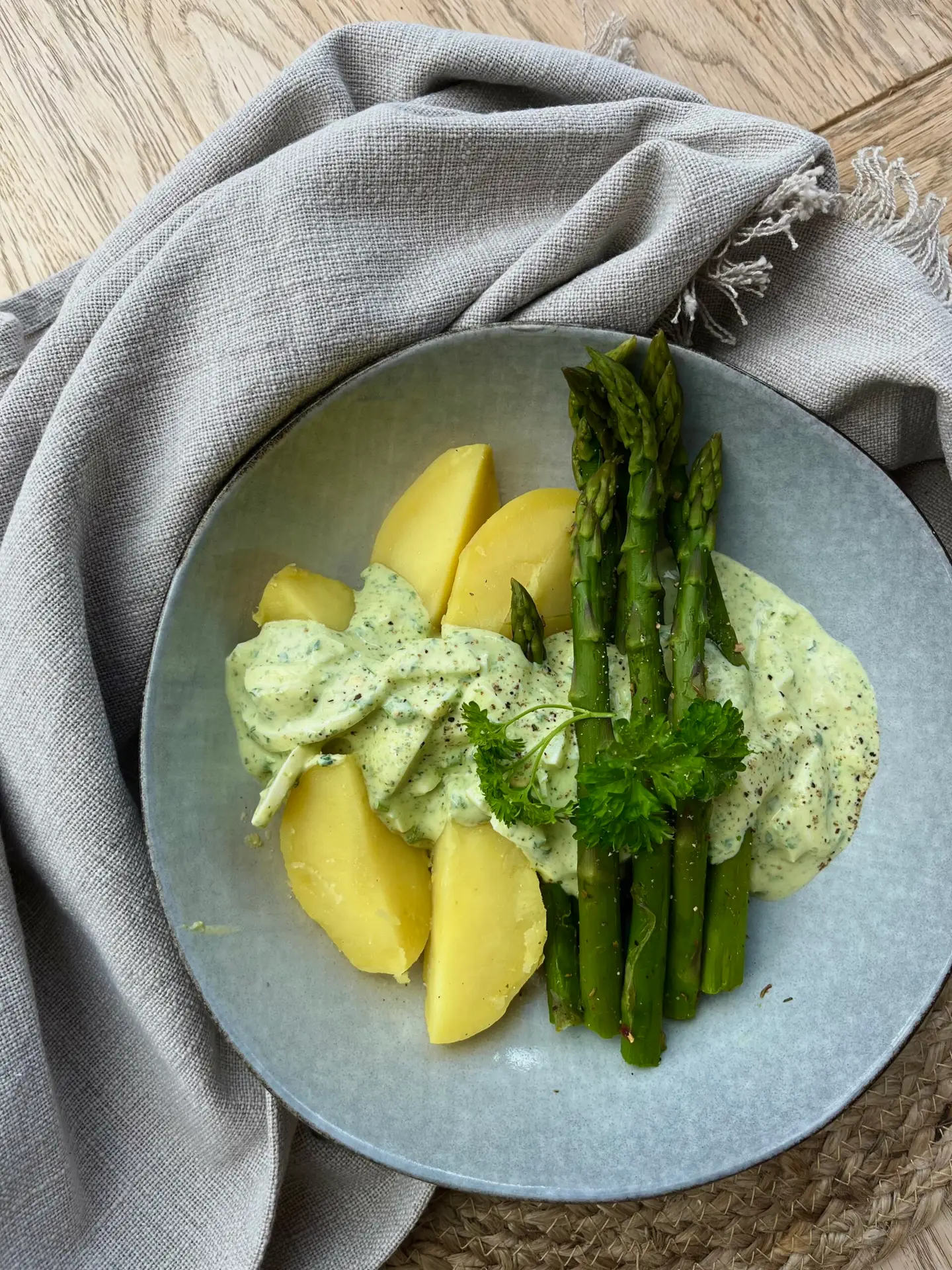 Du betrachtest gerade Frankfurter Grüne Soße mit Spargel