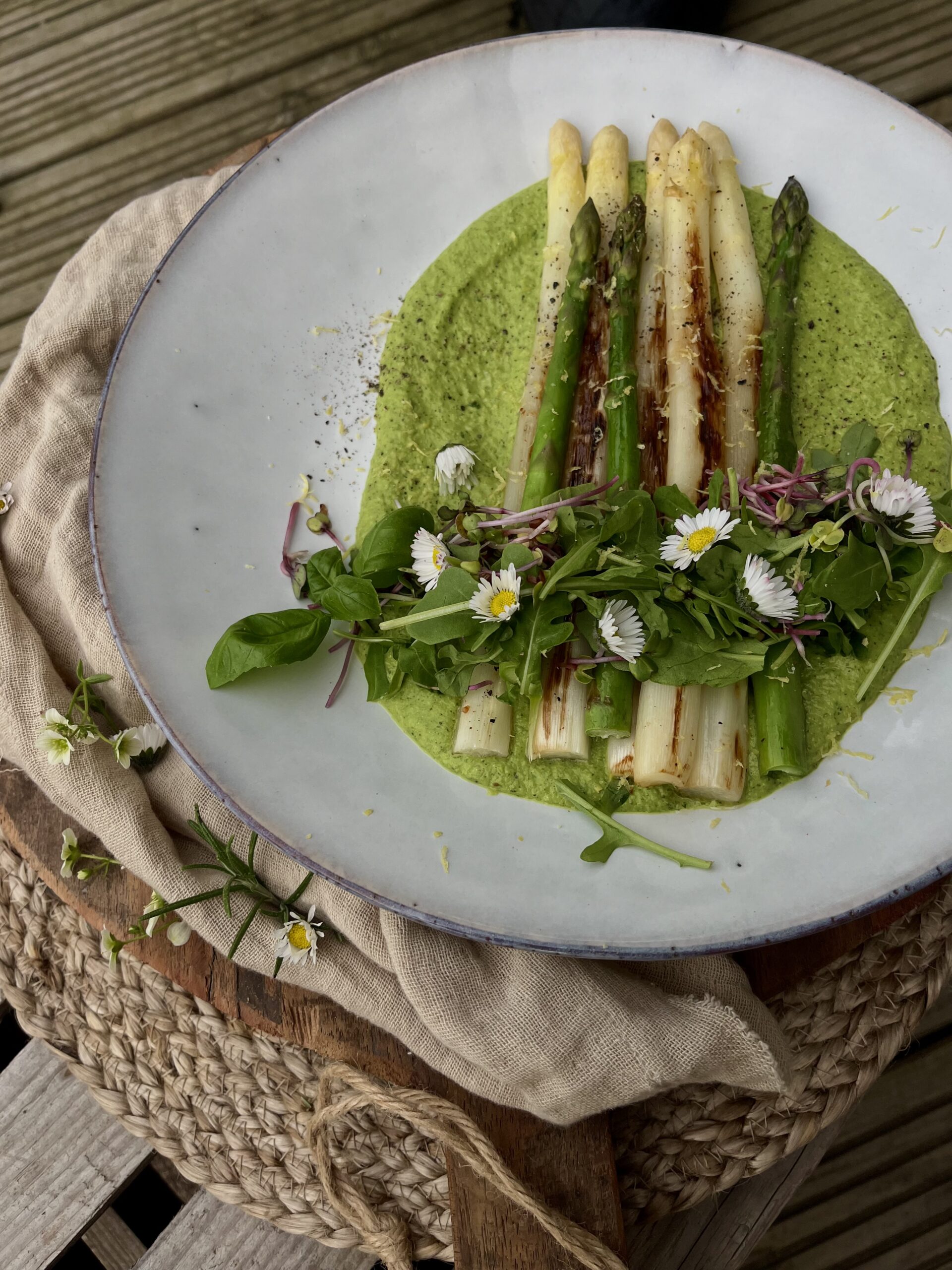 Mehr über den Artikel erfahren gegrillter Spargel auf Bärlauch-Feta-Creme